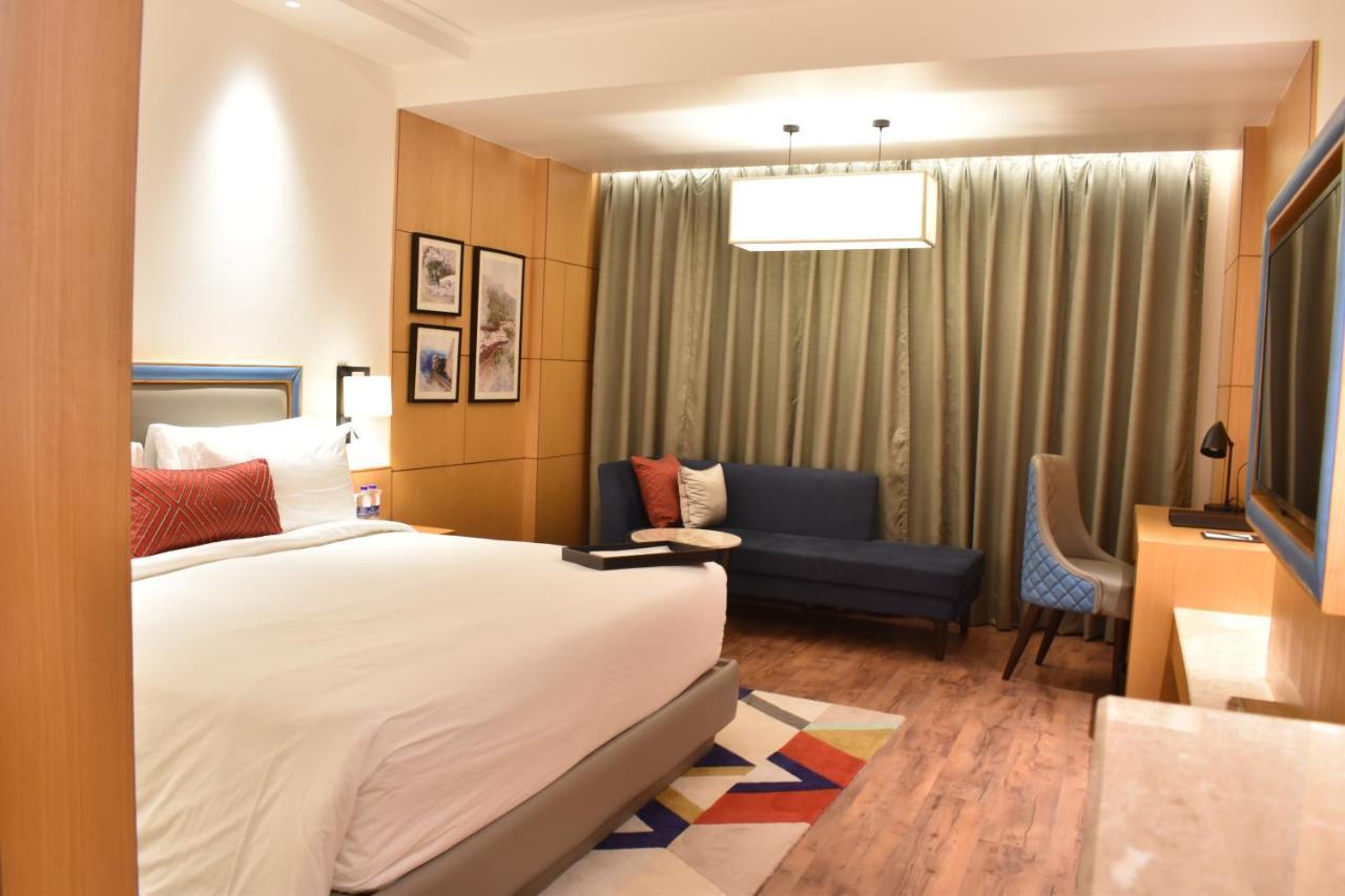 מלון Ramada By Wyndham Katra Station Road מראה חיצוני תמונה